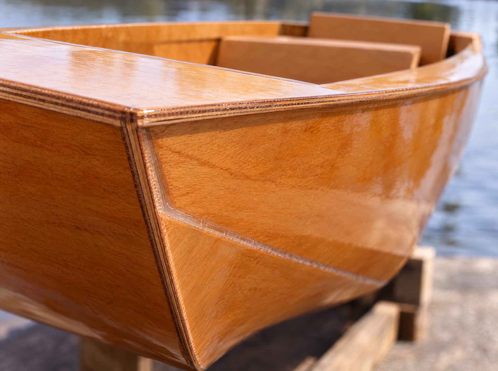 Detail van de klassieke runabout: de verbindingen en de gesneden randen